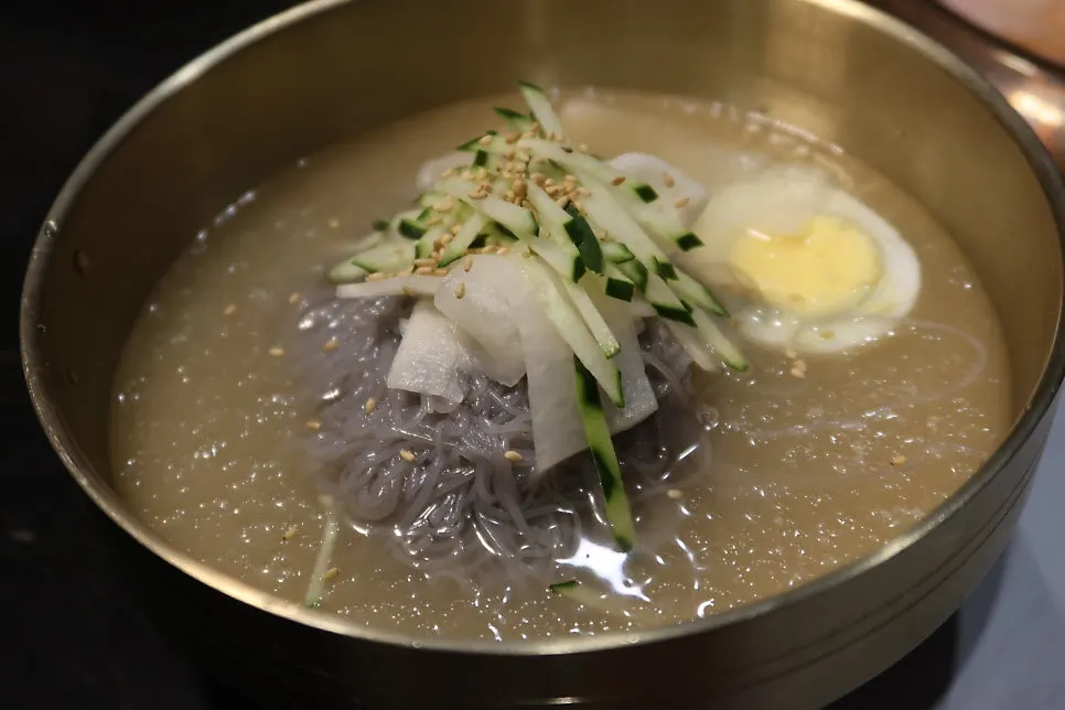 냉면 위에 올린 항정살 한 점