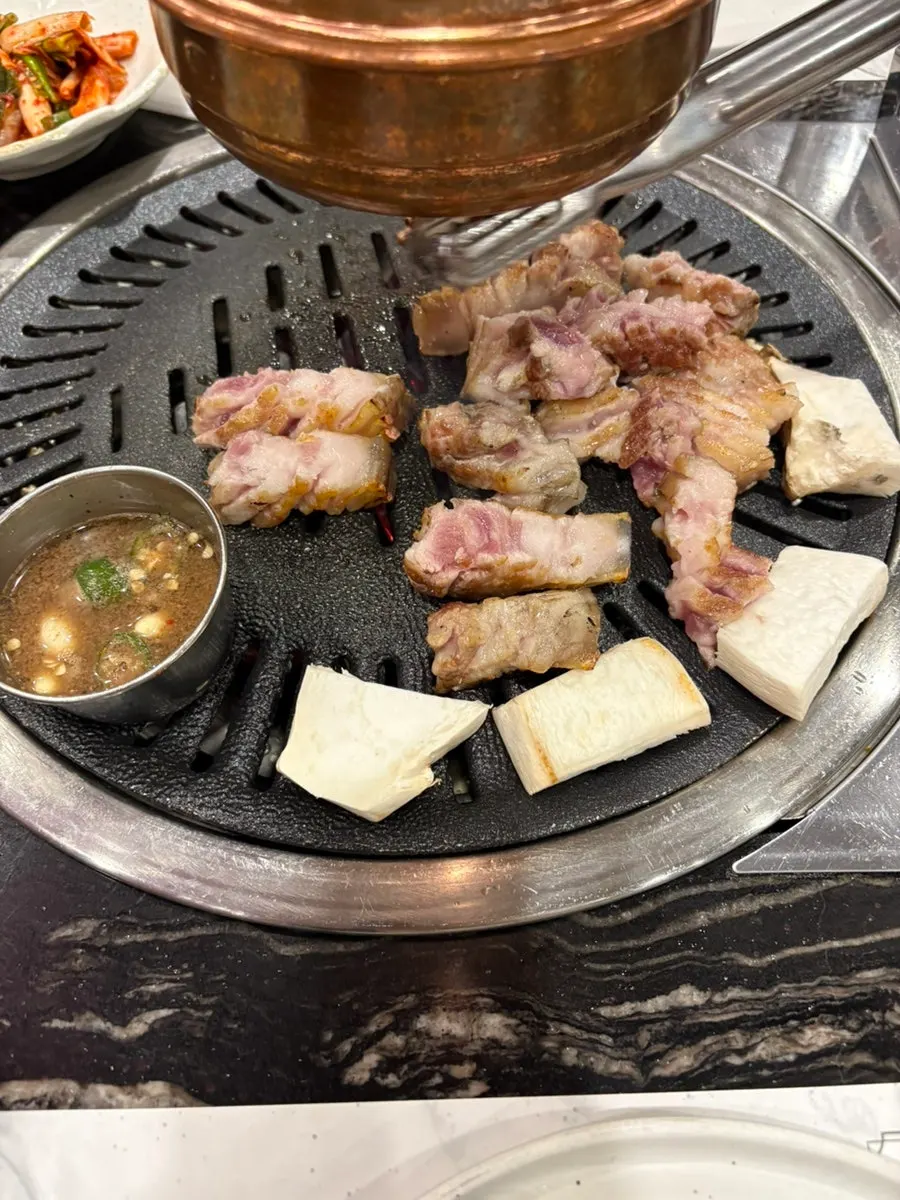 더바른정육식당 논현역점 테이블 세팅