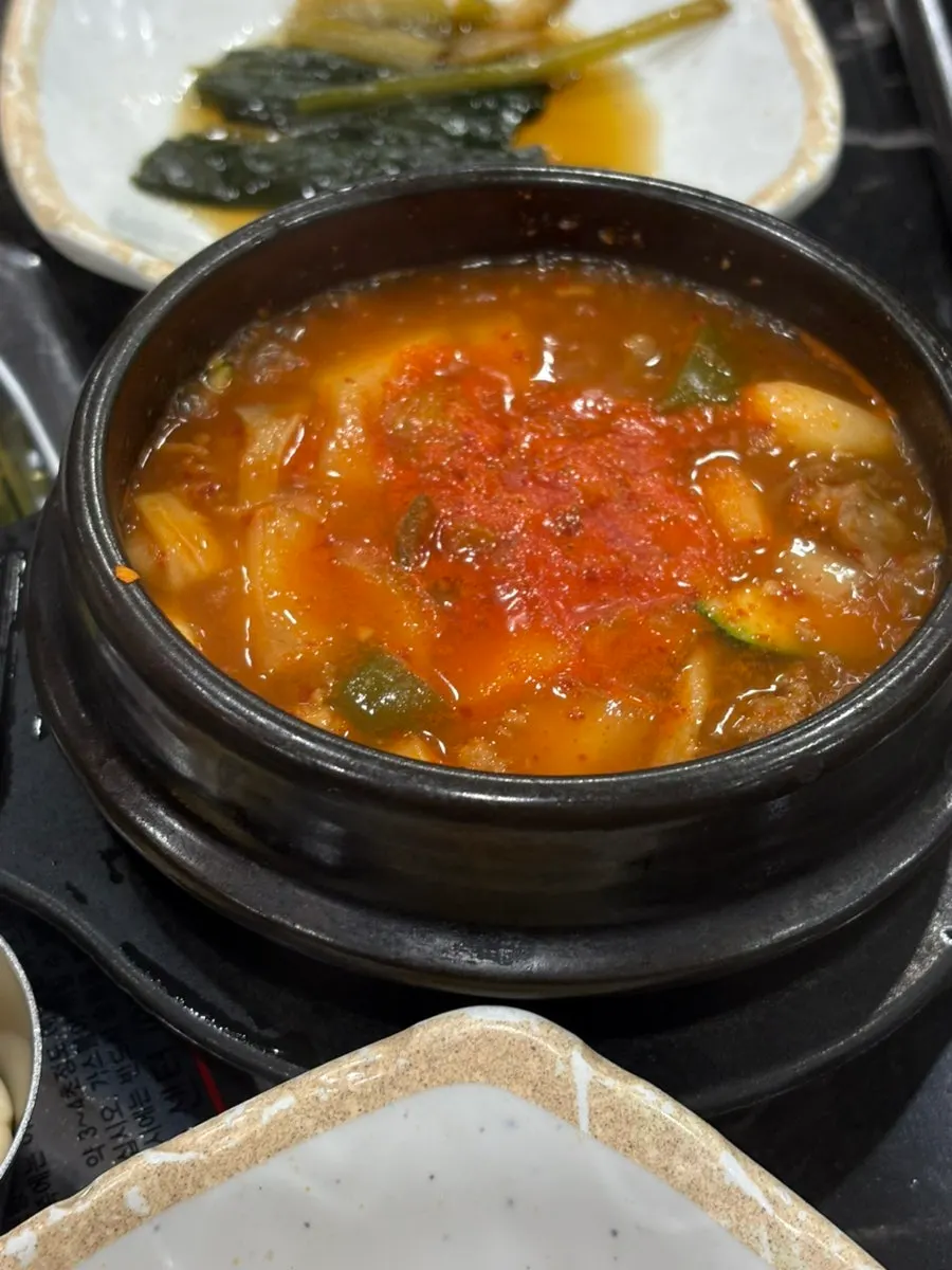 불판 위 오겹살 굽는 장면