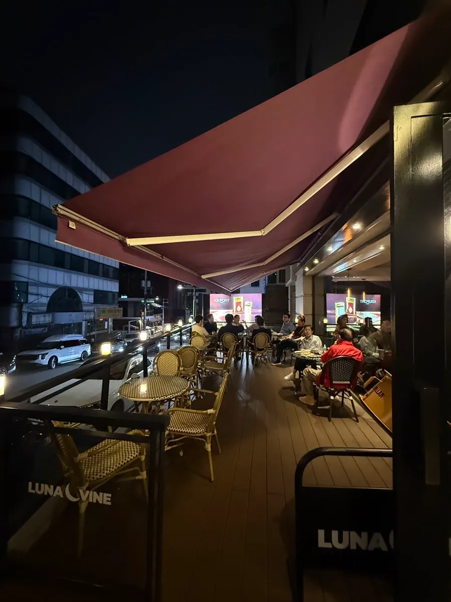 Quiet alley near the entrance of Luna Vine