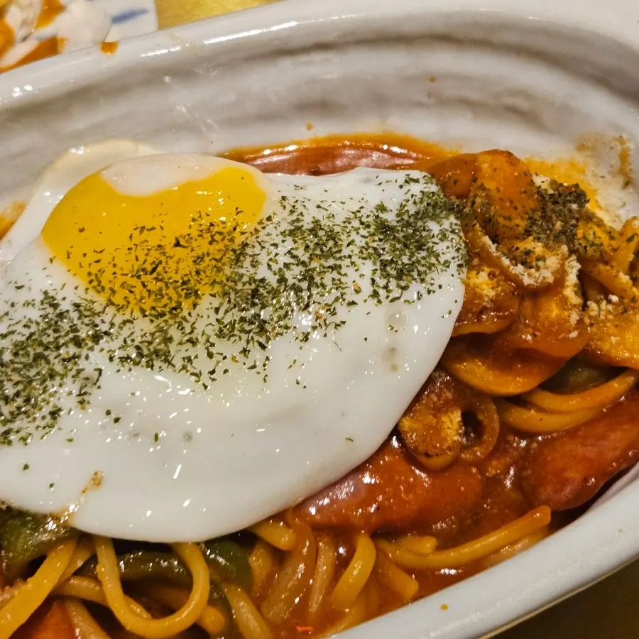 계란 노른자를 곁들인 나폴리탄 스파게티
