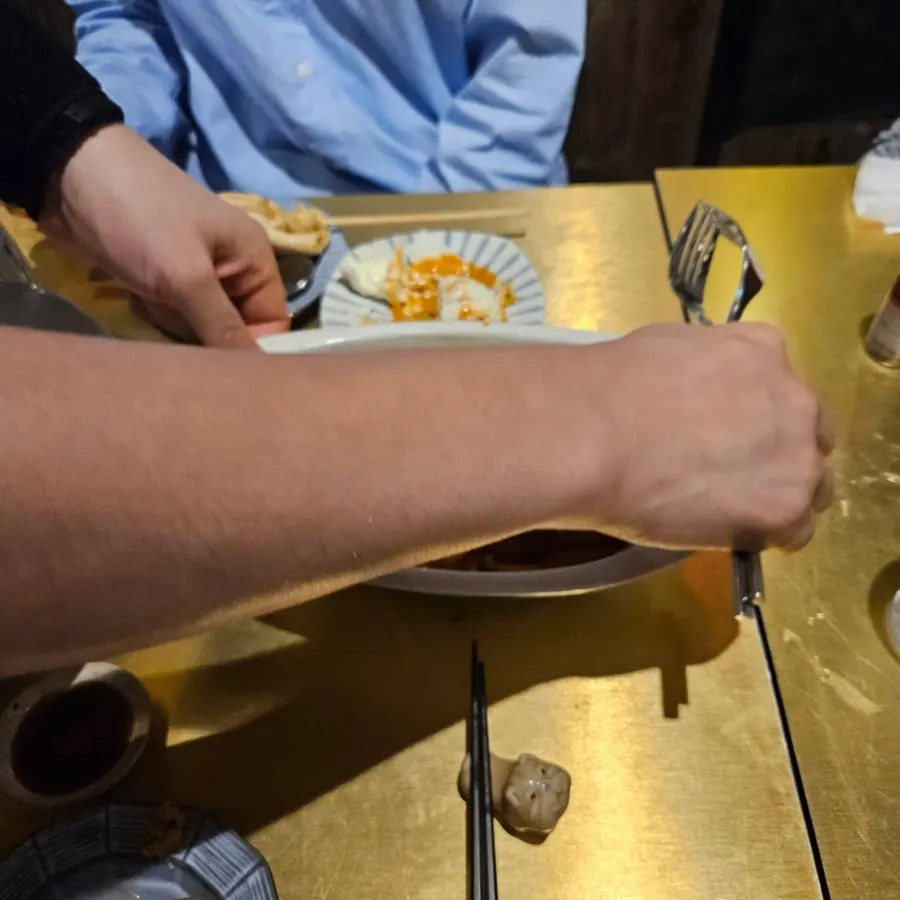 오픈 주방과 바 공간의 이자카야 실내