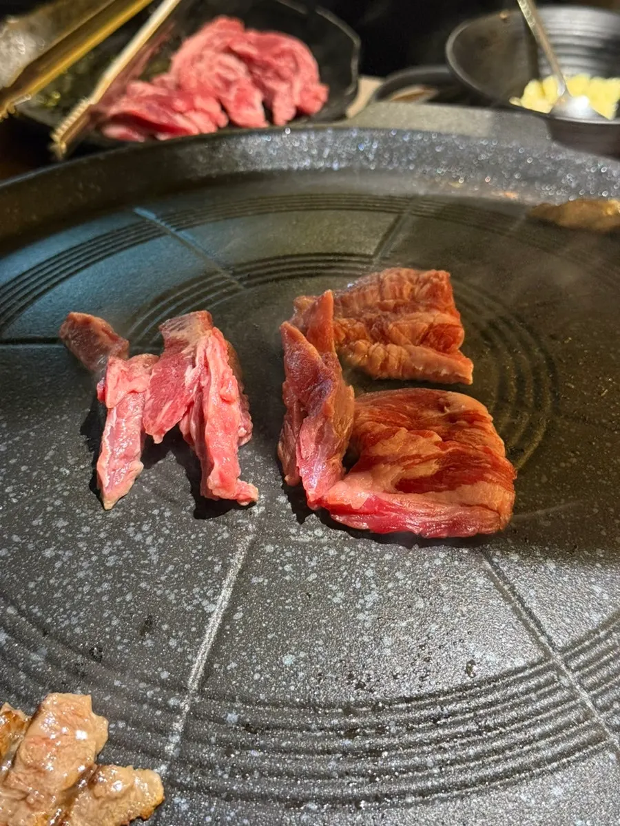 Fresh galbisal and ojaesaeng galbisal plated side by side