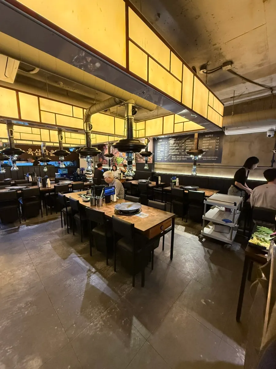 Spacious interior with multiple rows of tables