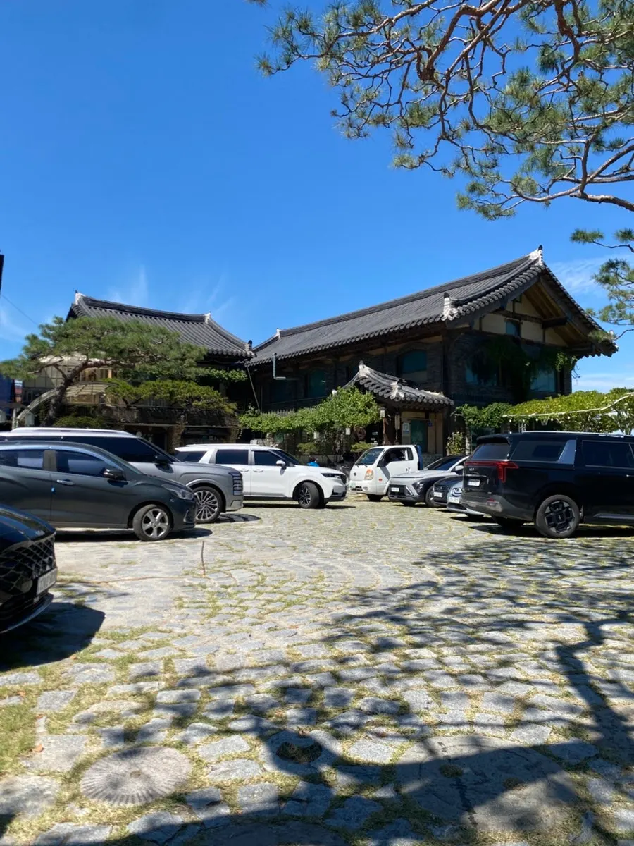 Spacious parking lot at Sonamu Hanjeongsik