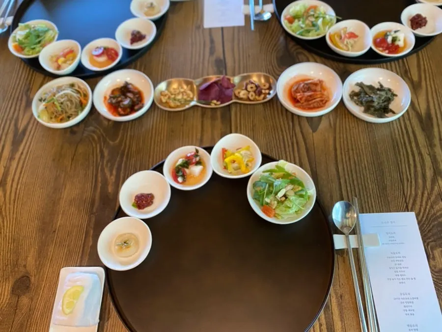 Hanjeongsik table set for a large family gathering