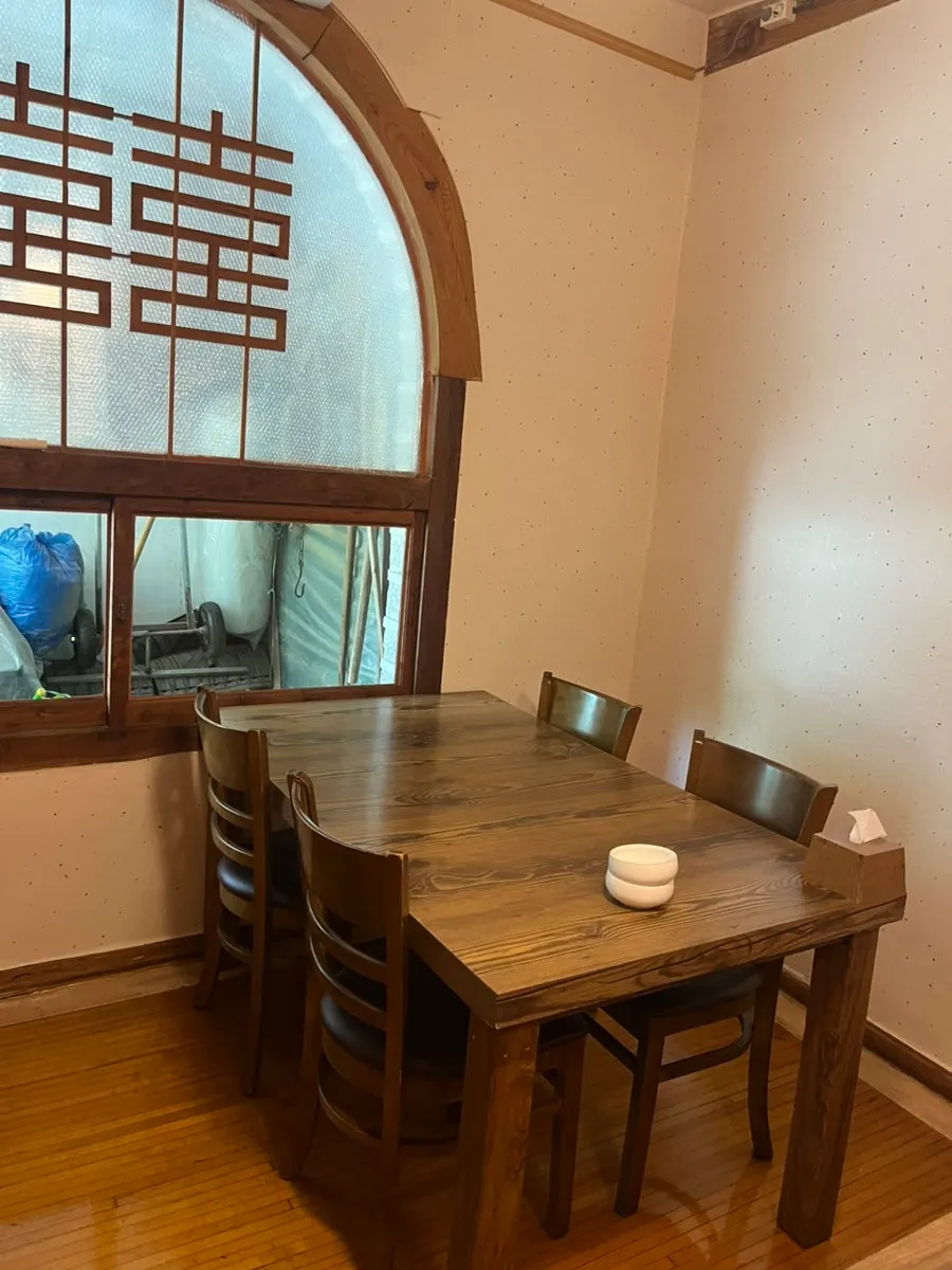 Hanok-style interior at Sonamu Hanjeongsik