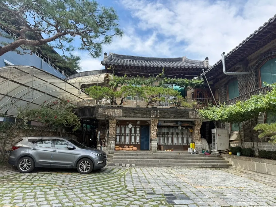 한정식집과 어우러진 주변 풍경