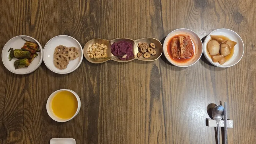 공통 반찬과 주전부리가 세팅된 상