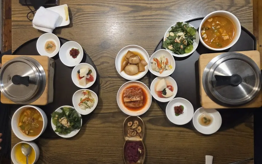 개인별 솥밥과 된장찌개 상차림
