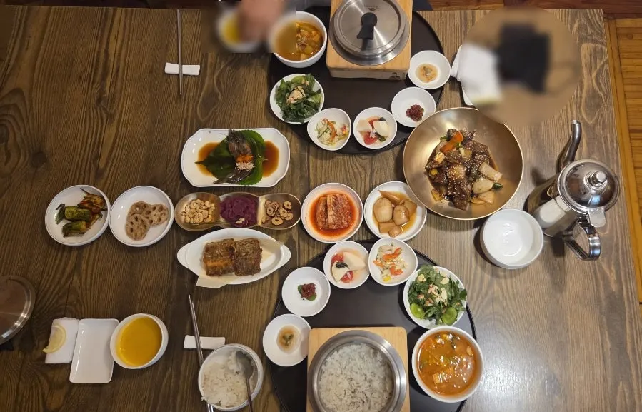 갈치구이와 간장 새우장이 오른 한상