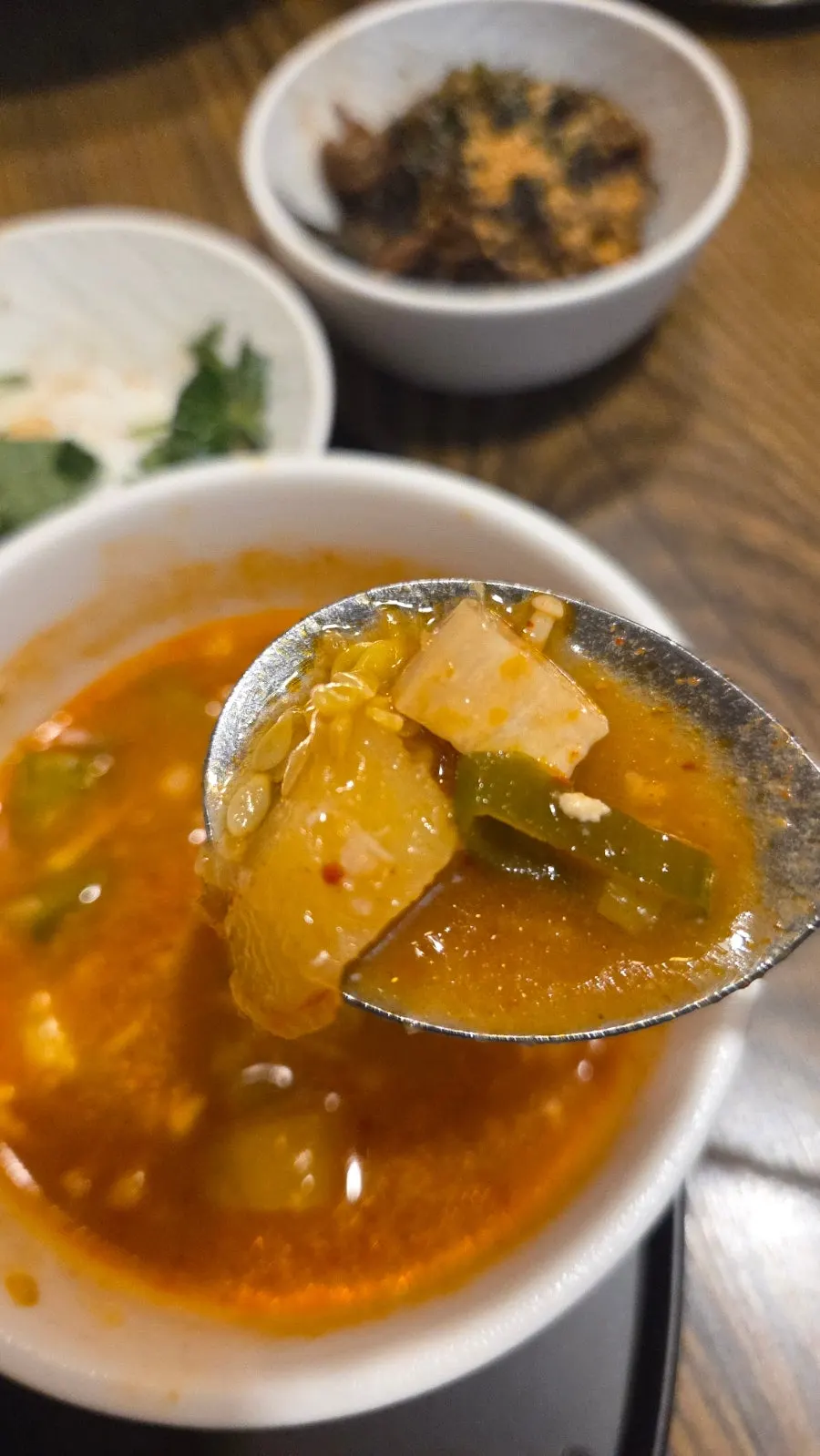 갈비찜과 밥, 찌개가 함께 놓인 상