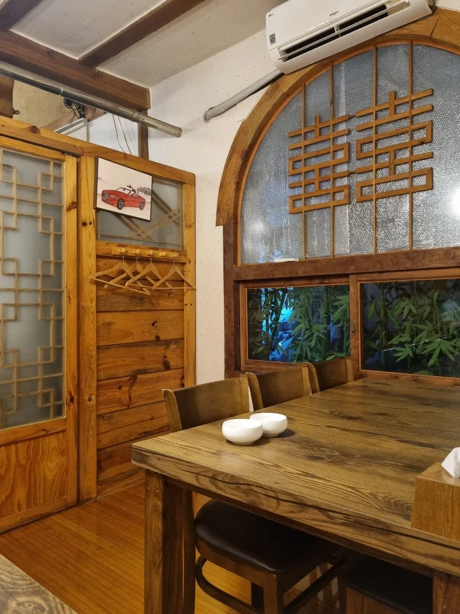 Interior space of Sonamu Hanjeongsik
