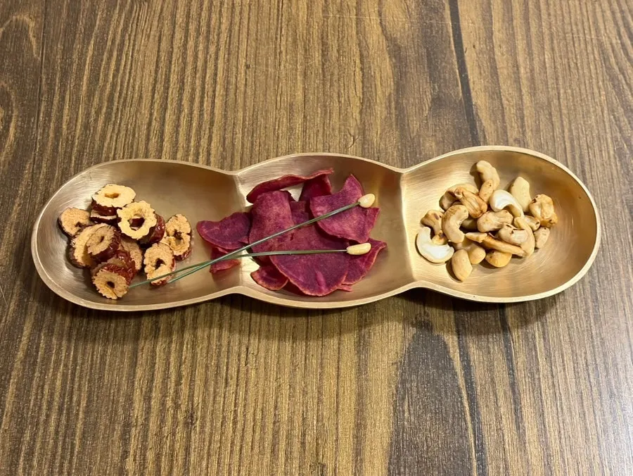 Plate of nibbles served before the meal