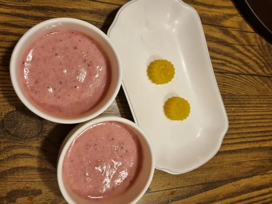 Dessert of yuzu yanggaeng and Nonsan strawberry juice
