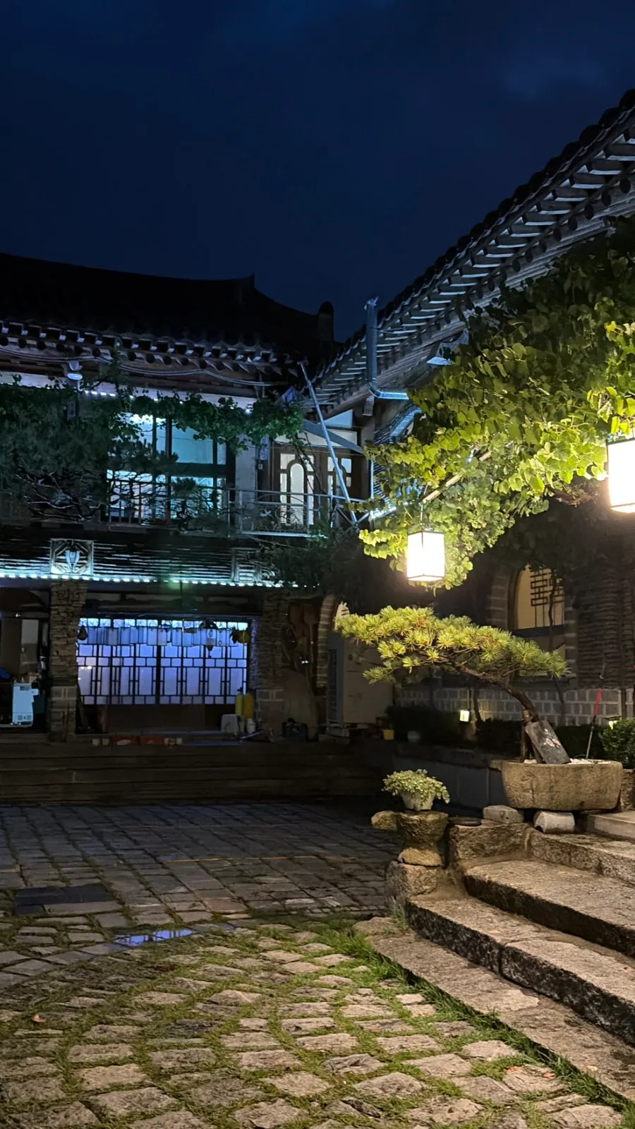 Hanok scenery at Sonamu Hanjeongsik after the meal