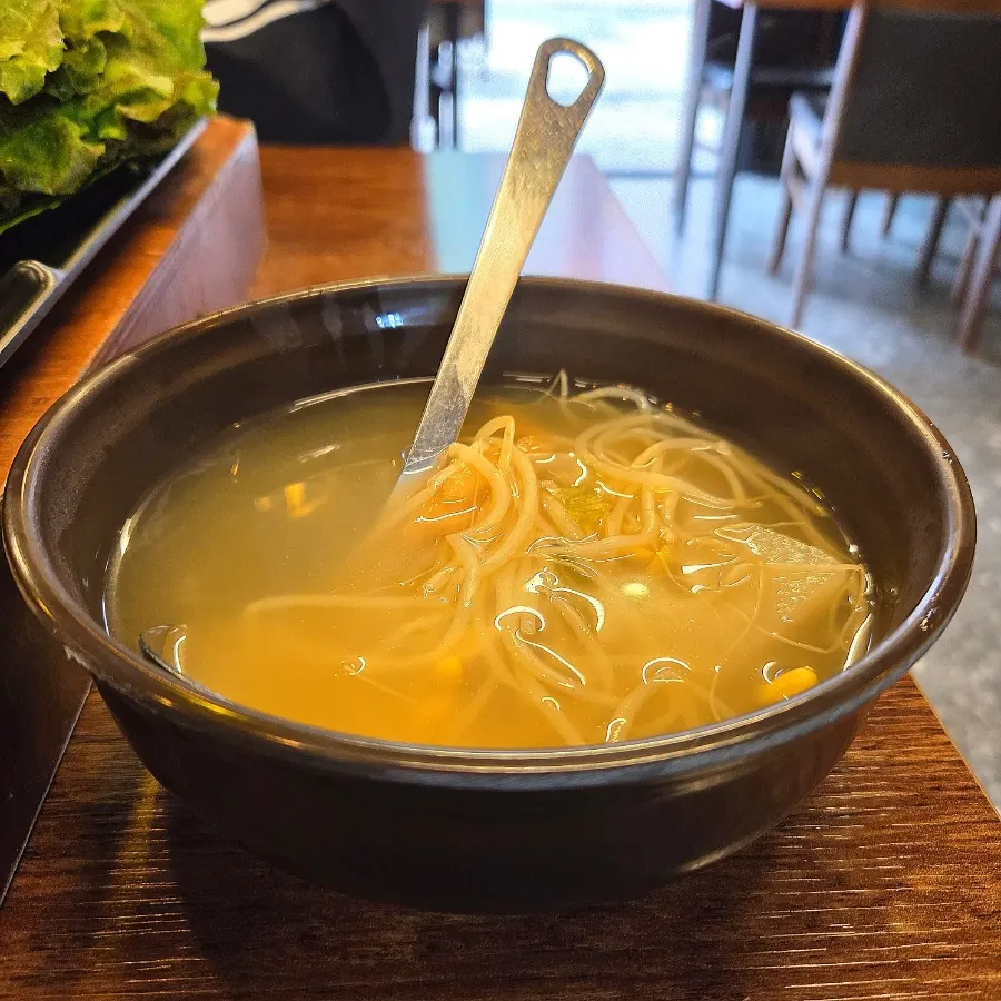 서비스로 나온 황태콩나물국 한사발