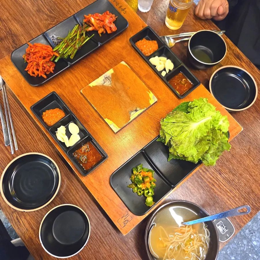 개인별로 따로 나온 족발 소스와 한상차림