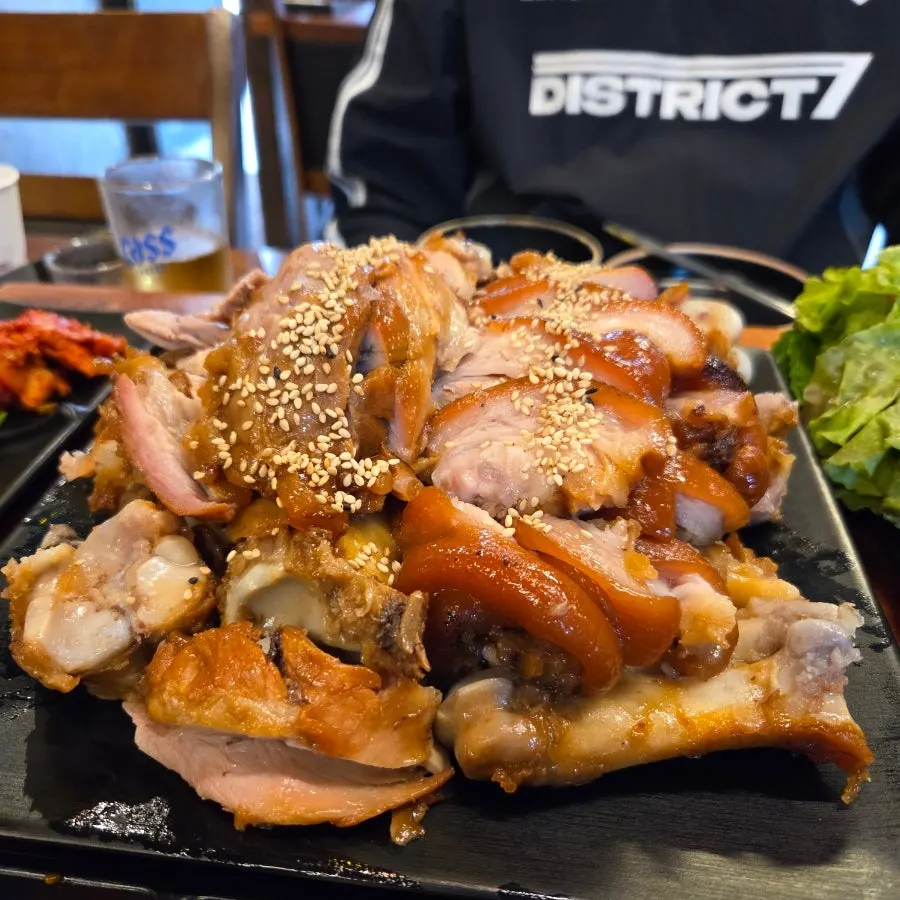 족발 중짜 접시 클로즈업