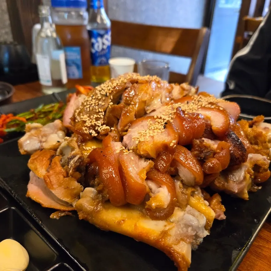 족발과 곁들임 채소가 함께 놓인 상차림