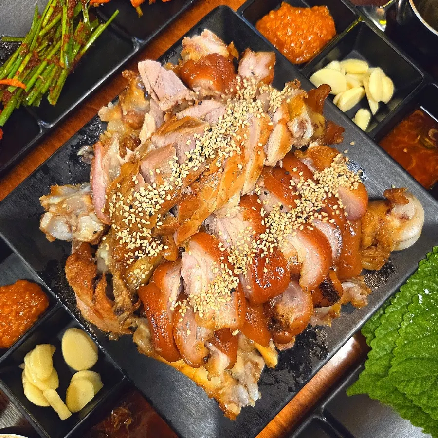 둘이 먹기 넉넉한 족발 중짜 양