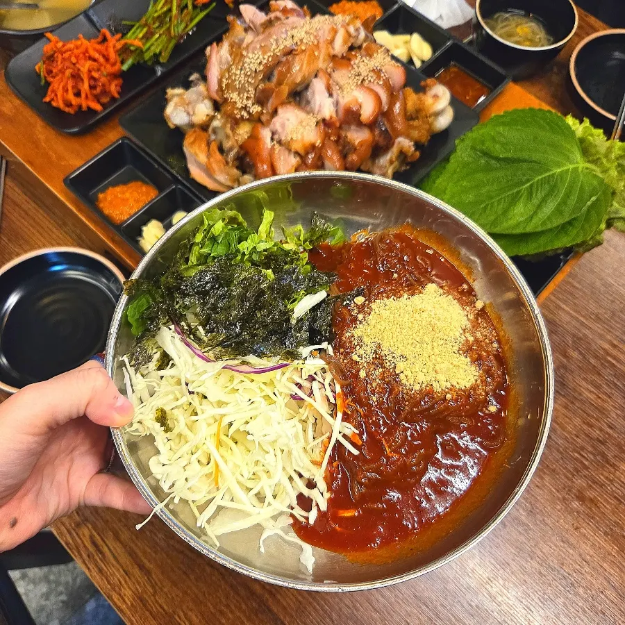양푼 가득 담긴 서비스 비빔막국수