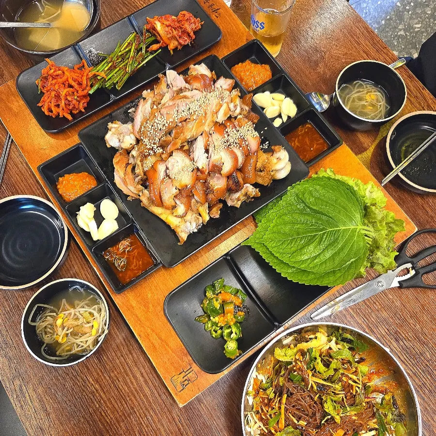 족발과 막국수가 차려진 푸짐한 한상