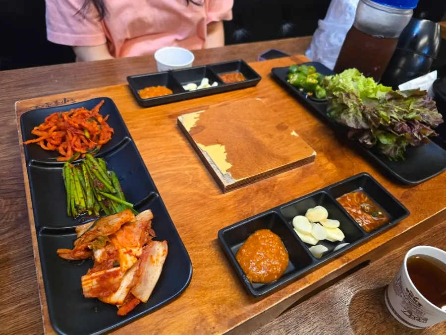 쌈채소와 새우젓이 포함된 기본 반찬 세팅