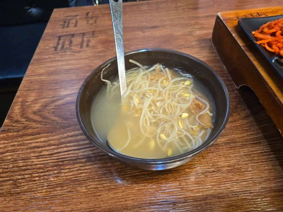 기본 반찬으로 나온 콩나물국