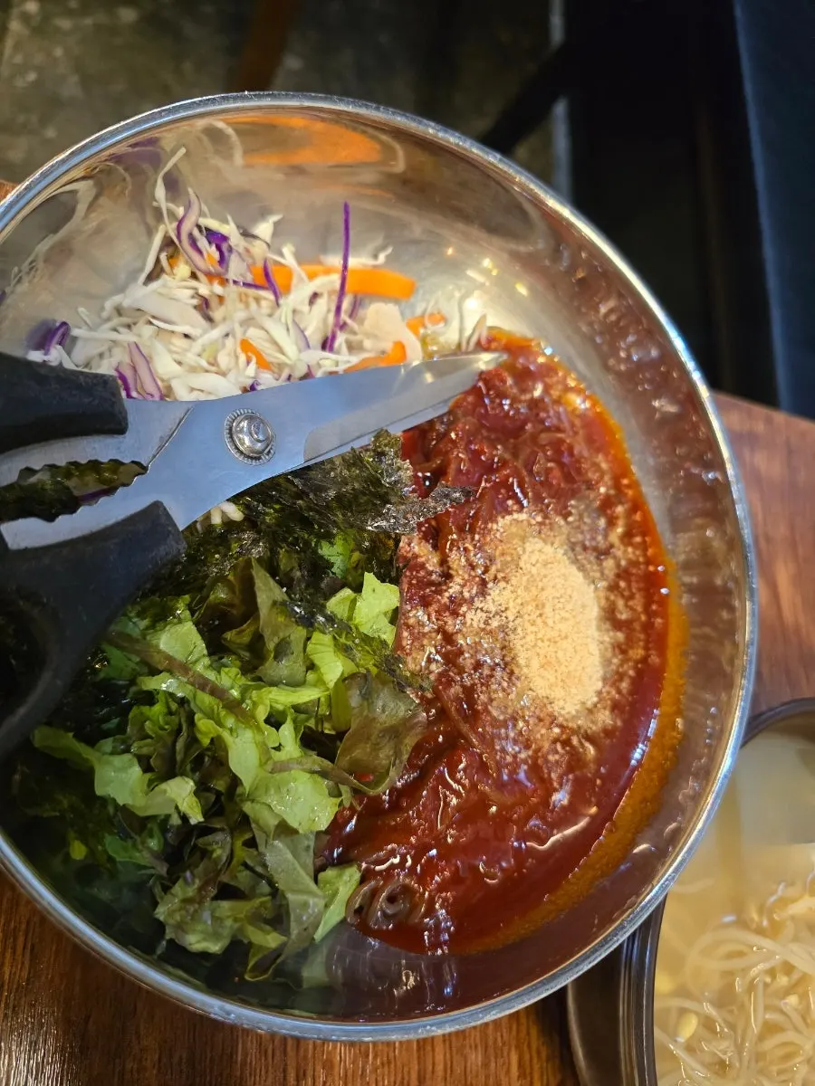 서비스로 나온 양념 막국수