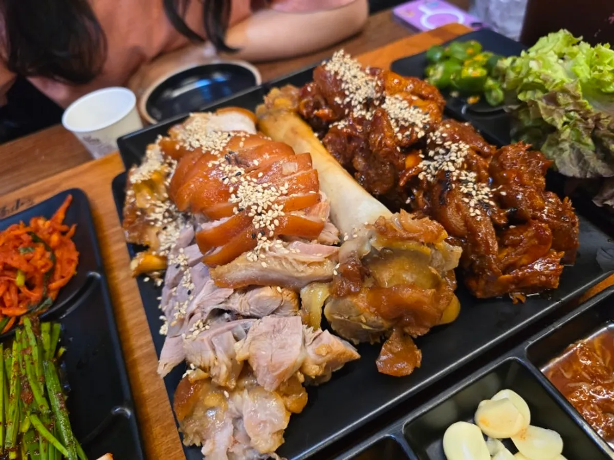 Full spread of half-and-half jokbal at Gwihan Jokbal Nowon Branch