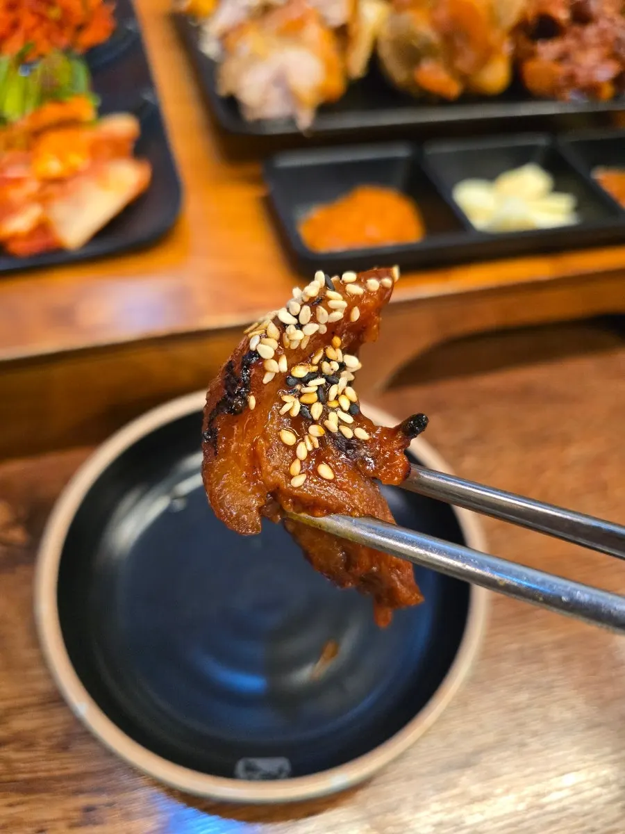 쌈채소에 족발과 새우젓을 올린 모습