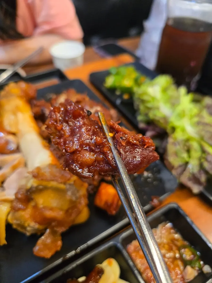 반반족발과 반찬이 차려진 저녁 상차림