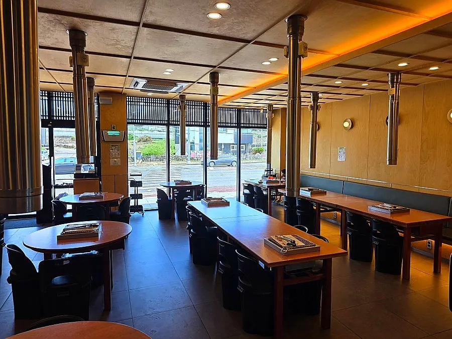 木質調裝潢與柔和燈光的店內空間