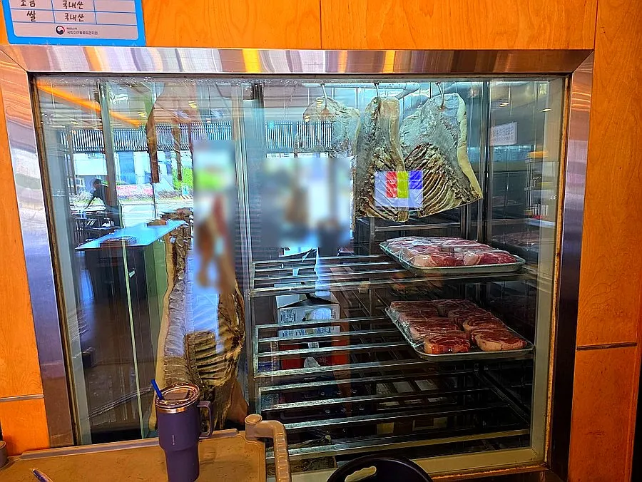 整理好的包菜與醬料自助吧