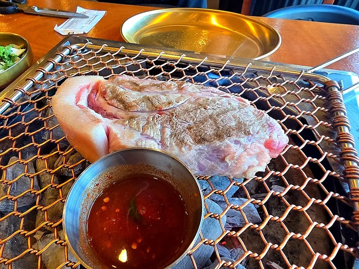 放上黑豬肉包菜享用的畫面