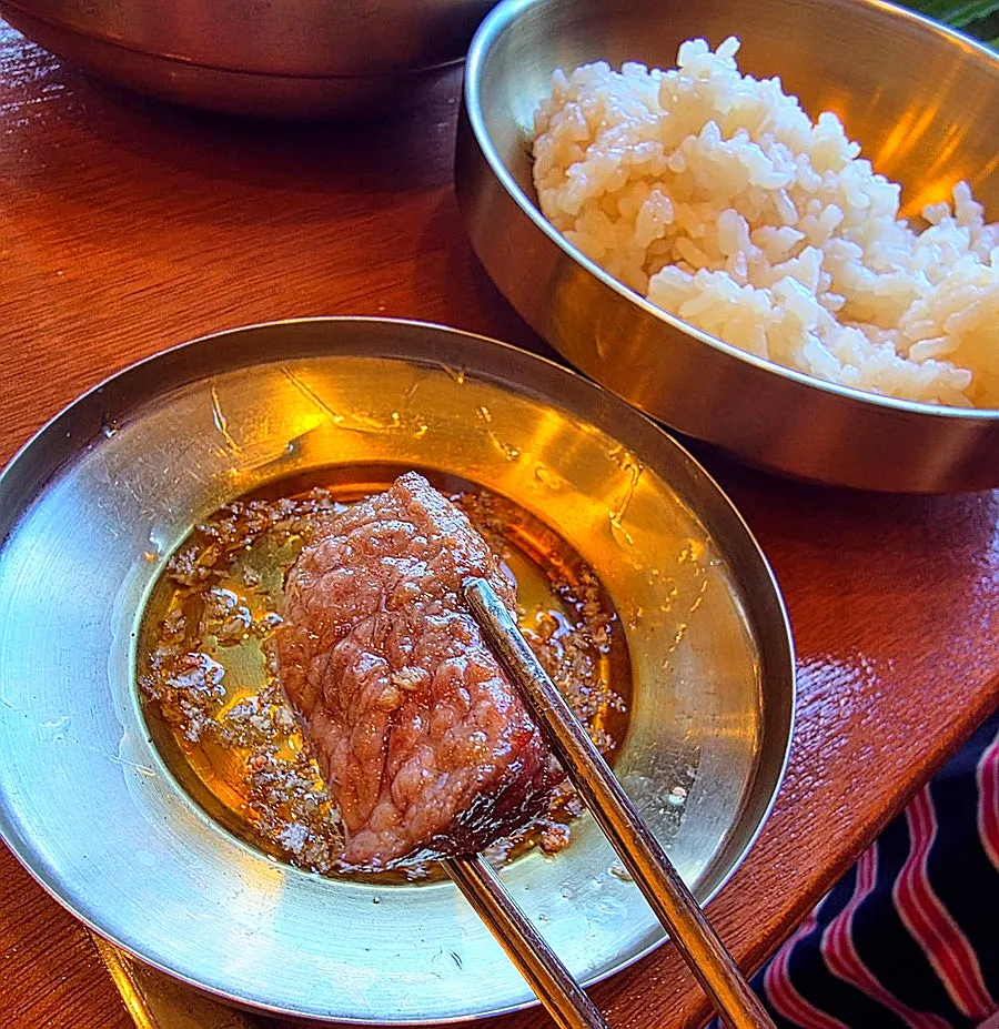 肉汁飽滿的黑豬肉燒烤一塊