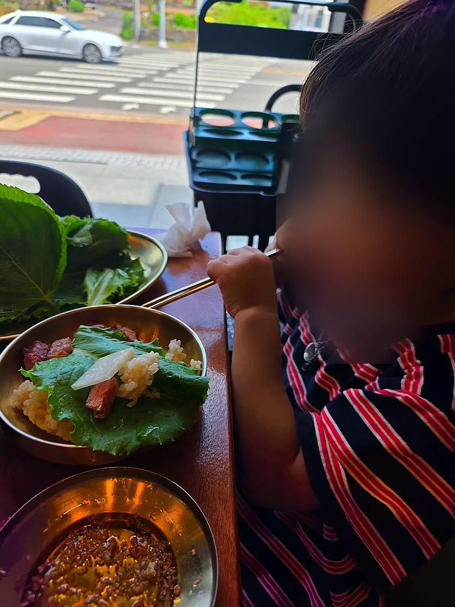 脂肪層厚實的黑豬肉燒烤特寫