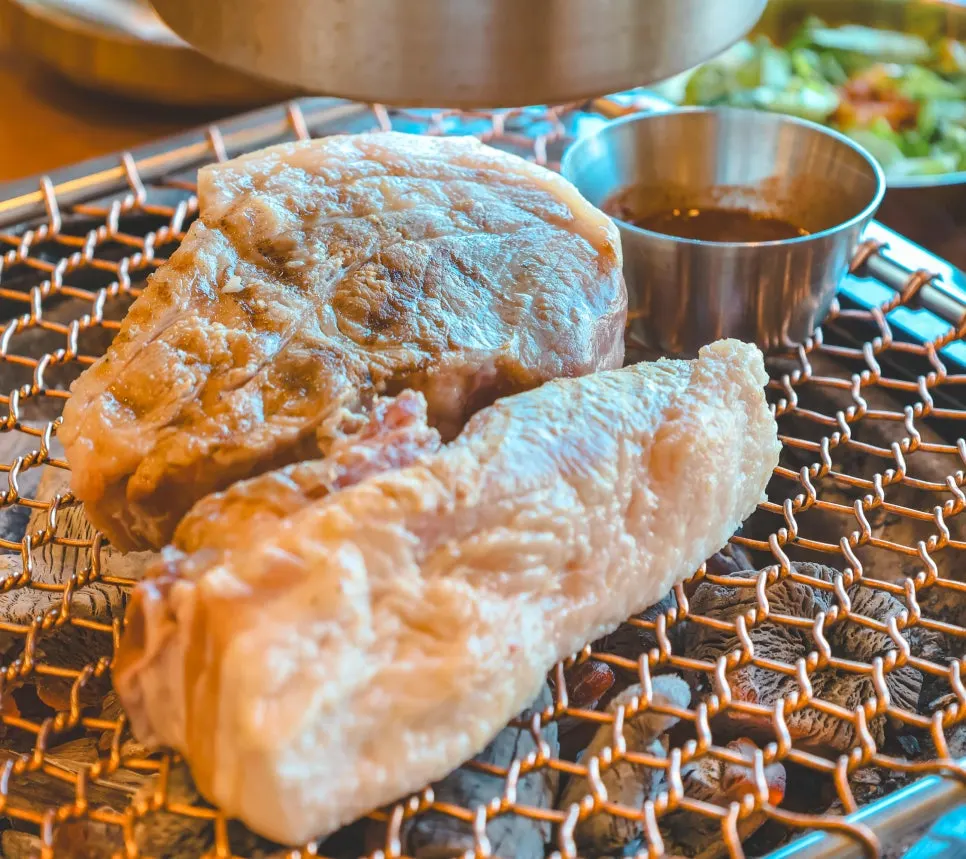 통유리 구조의 깔끔한 노포돼지 애월 실내