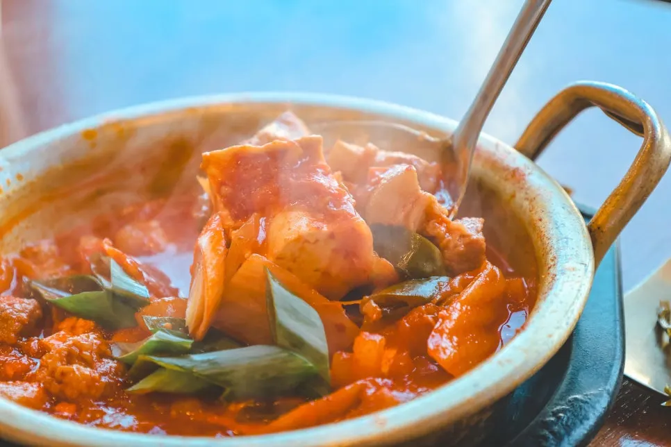 셀프바 반찬과 신선한 쌈채소 상차림