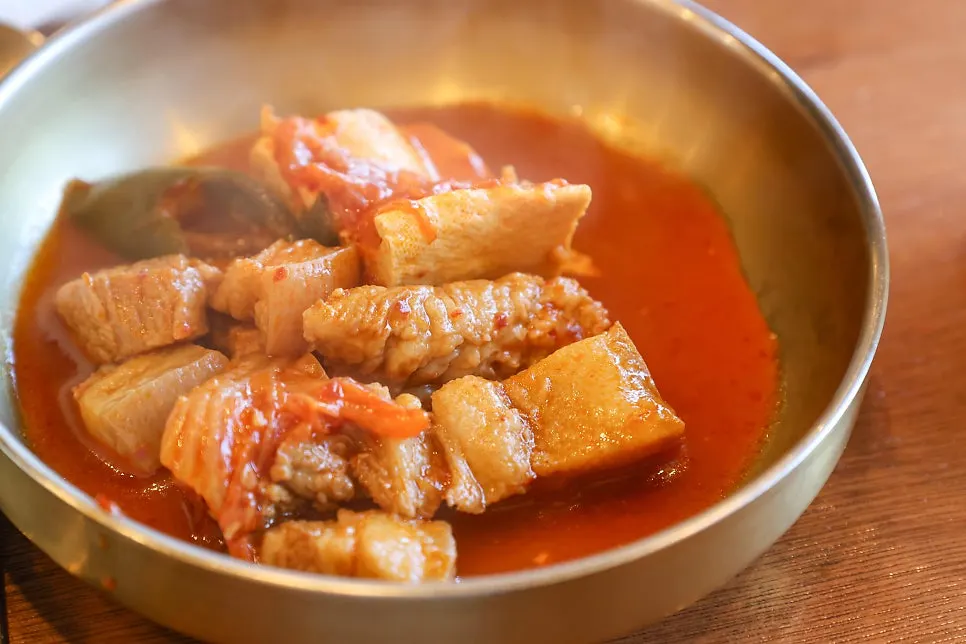 김치찌개 국물과 돼지고기 건더기