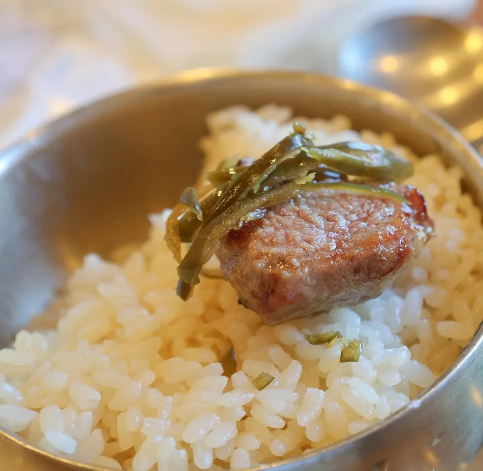 김치찌개와 다시마밥을 곁들인 한 상
