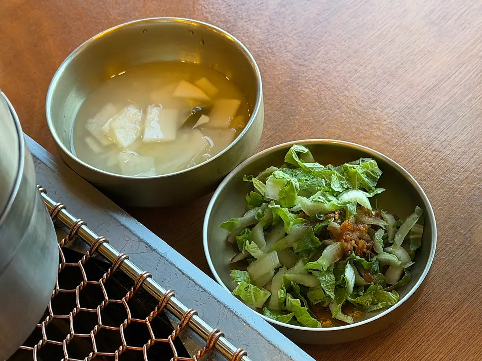 삼겹살과 목살이 함께 나온 근고기 접시