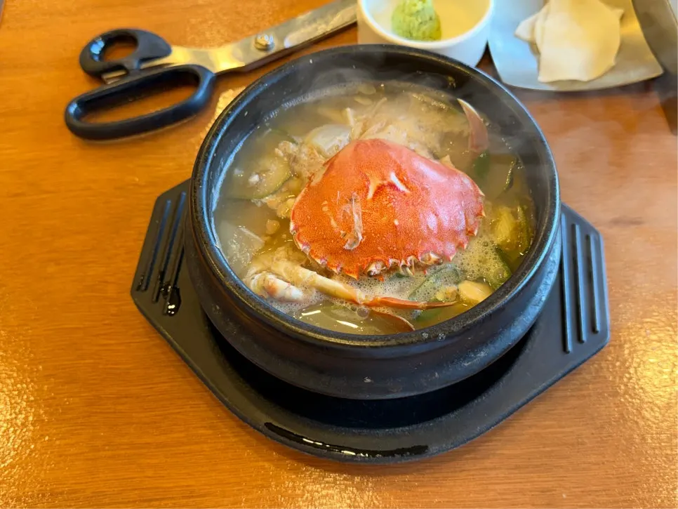쌈채소와 청양고추, 마늘이 있는 셀프바