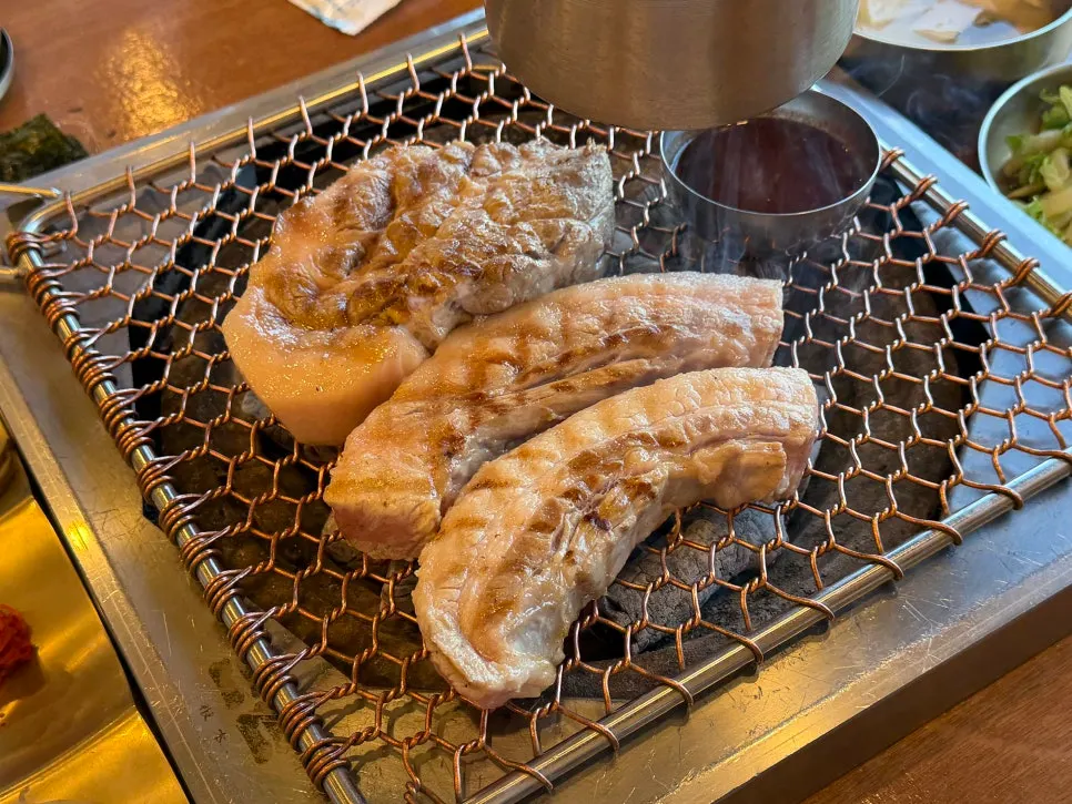 매장 한 켠의 대형 흑돼지 숙성고