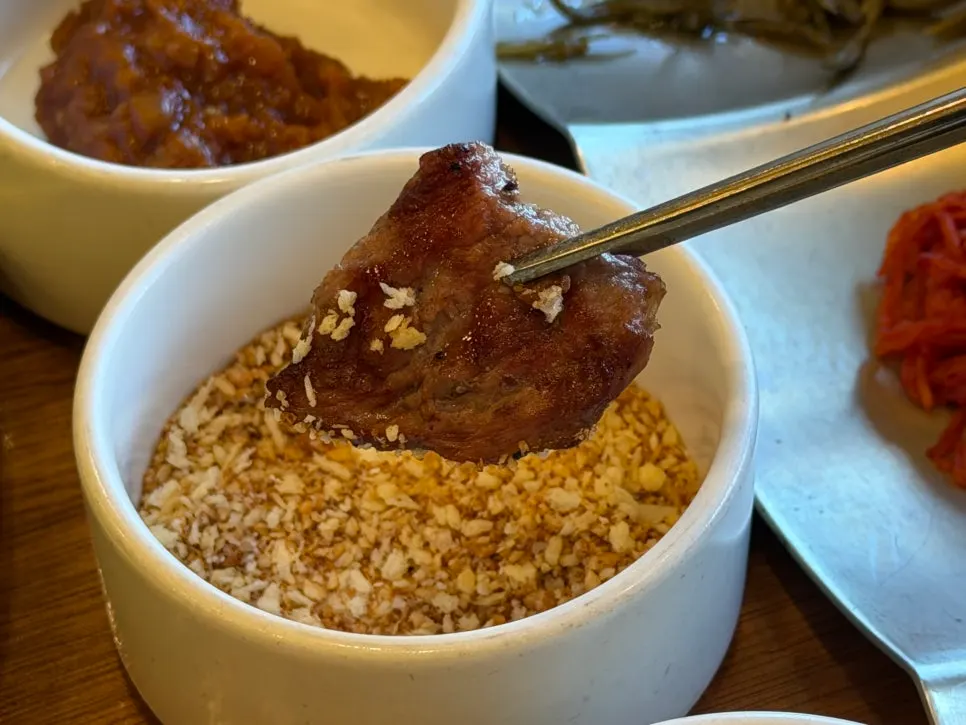 멜젓에 찍어 먹는 제주 흑돼지