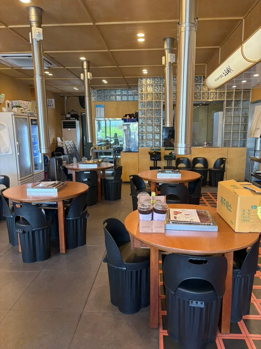 The dining hall at Nopo Dwaeji Aewol with generous table spacing