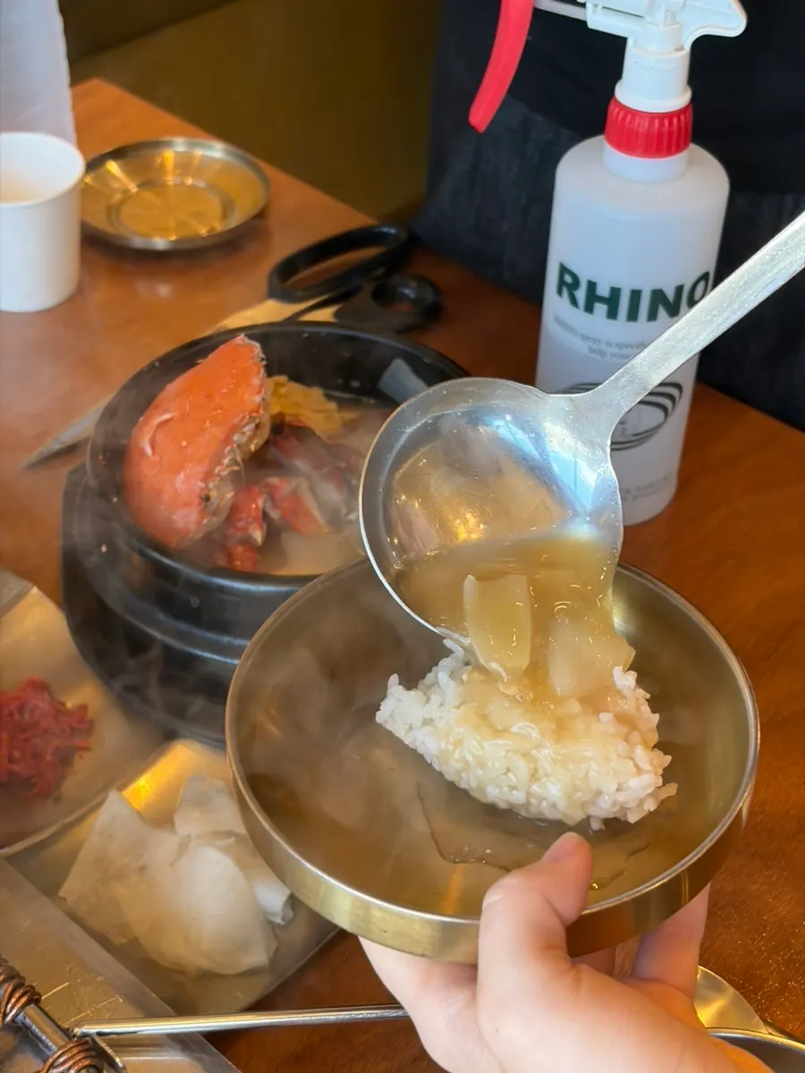 A whole yellow crab in the doenjang stew