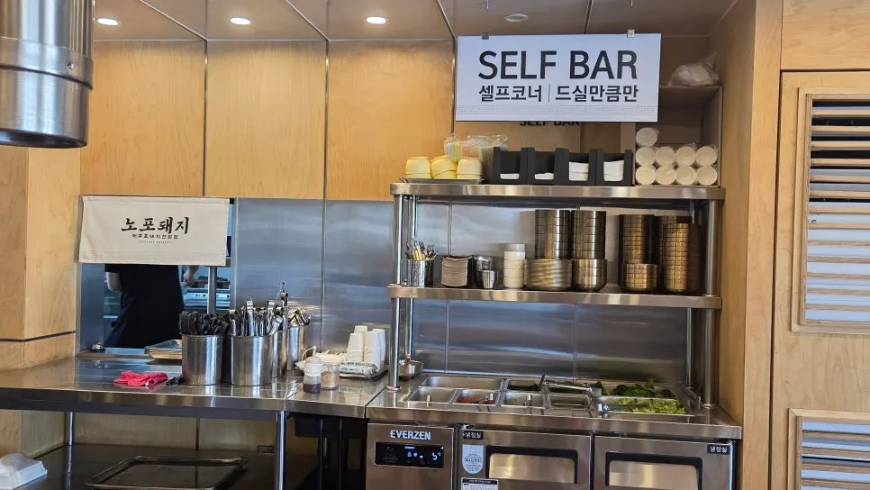 ที่นั่งในร้าน Nopo Dwaeji Aewol ที่จัดสะอาดเป็นระเบียบ
