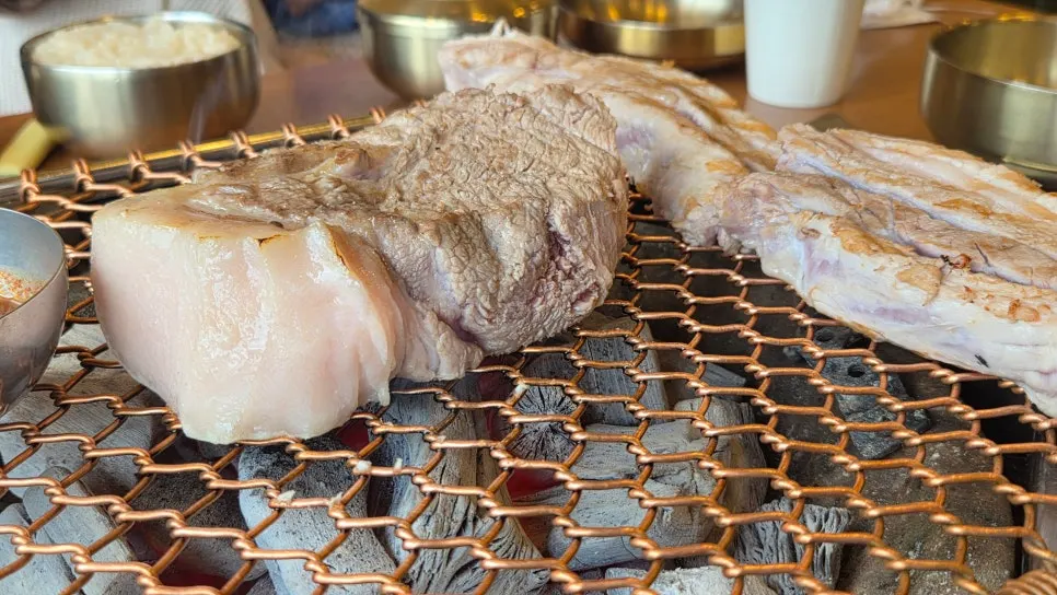 หมูดำที่มาในเซ็ตพิเศษเที่ยงสำหรับ 4 คน